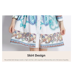 Gros plan détaillé de l'ourlet de robe blanche avec motif paisley coloré et boutons