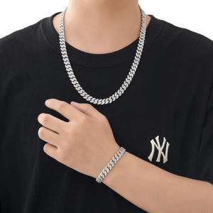 Ensemble collier et bracelet cubain 9mm en argent 925 et moissanite sur modèle