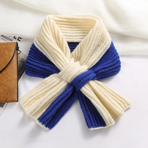 Gros plan d'une écharpe en maille bicolore crème et bleu roi avec texture côtelée
