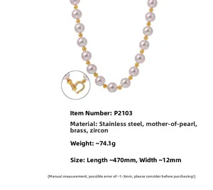 Détail du collier de perles roses avec fermoir cœur doré et incrustations de zircone