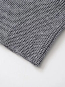 Macro di tessuto a maglia a coste grigio che mostra la trama dettagliata e la finitura