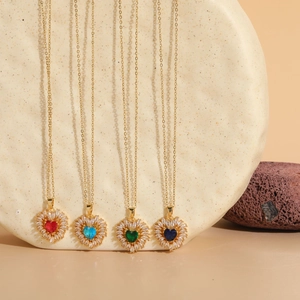 Dettaglio di quattro collane con ciondolo a cuore in zircone rosso, azzurro, verde e blu