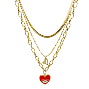 Collier doré à trois rangs avec pendentifs œil protecteur et cœur rouge sur fond blanc