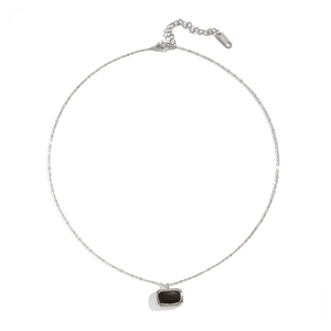 Détail de la chaîne en acier argenté avec pendentif rectangle noir et étiquette S-STEEL