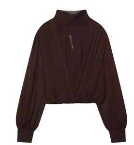 Détail du chemisier plissé marron foncé avec col montant et devant croisé élégant