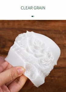 Vista macro di motivi floreali di rose su uno stampo in silicone traslucido per candele