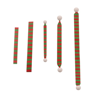 Fünfteiliges Set aus Mini-Weihnachtsschals und gestreiften Bändern mit weißen Pompons auf Weiß