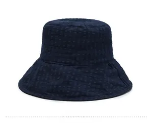 Vue détaillée du chapeau bob bleu marine à texture gaufrée et broderie blanche one