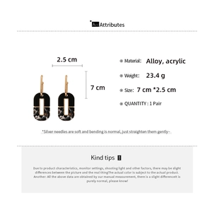 Detailed size chart for acrylic geometric earrings showing 7cm length and 2.5cm width