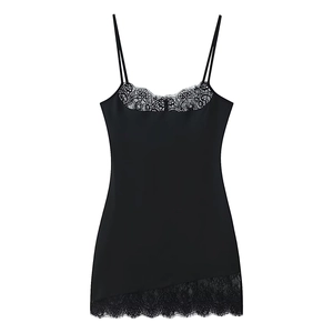 Elegante sottoveste nera con scollo a V, bordo in pizzo delicato e tessuto effetto seta