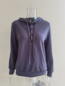 Detalle de la sudadera lavanda con tapeta de cuatro botones y textura de punto acanalado