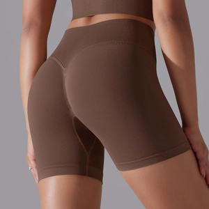Vue arrière du short de yoga taille haute marron foncé sans couture avec effet push-up