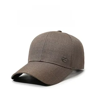 Détail d'une casquette de baseball marron avec badge en métal et texture de tissu