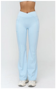 Gros plan sur le pantalon évasé de yoga bleu clair à taille haute avec design croisé en V