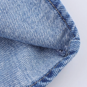 Detaillierte Makroansicht der hellblauen Denim-Textur mit kontrastierenden Nähten
