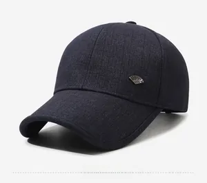 Vue détaillée de la casquette de baseball en sergé bleu foncé avec logo éventail en argent