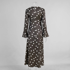 Vue arrière détaillée de la robe longue marron à pois avec élégantes manches cloches