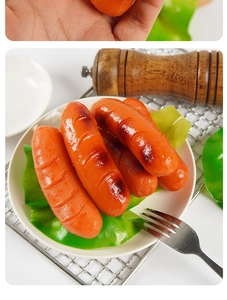 Makroaufnahme einer realistischen Grillwurst-Attrappe mit Textur und Brandmalen