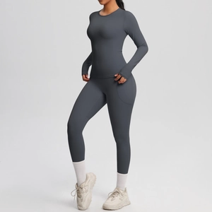 Détail de l'ensemble de yoga gris foncé avec poche latérale sur le legging taille haute