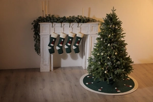 Détail du tapis de sapin de Noël vert foncé et ensemble de chaussettes en tricot