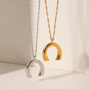 U-förmige Hufeisen-Halsketten in Gold und Silber mit filigranen Wasserwellen-Ketten
