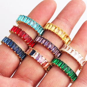 Bague arc-en-ciel plaqué or sertie de cristaux multicolores taille baguette et zircon