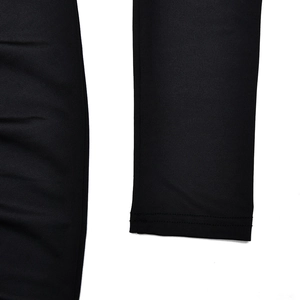 Dettaglio delle cuciture in tessuto elastico nero di alta qualità di un abito attillato
