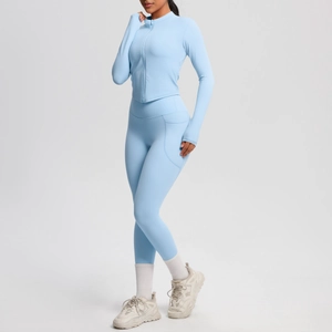 Détail d'un ensemble de yoga bleu clair avec veste zippée et legging taille haute à poches