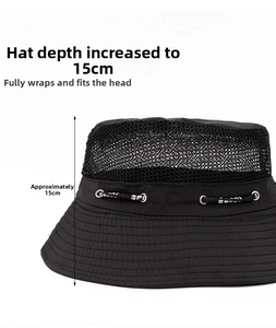 Dettaglio della rete traspirante sul cappello da pesca nero con profondità di 15 cm