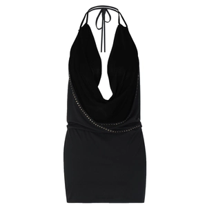 Detail eines schwarzen Neckholder-Kleids mit Wasserfallausschnitt und Metall-Nietenverzierung