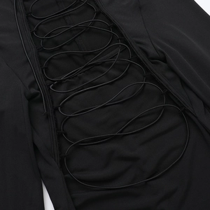 Gros plan sur le laçage croisé élégant et la maille texturée d'une robe noire moulante chic