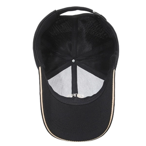 Vue de dessous de casquette de baseball noire avec broderie P et boucle en métal réglable