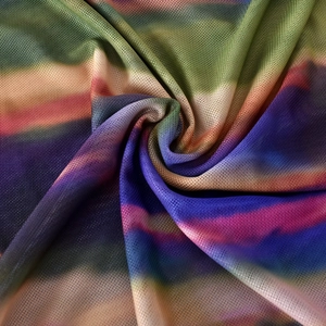 Makroaufnahme von atmungsaktivem Mesh-Gewebe mit Farbverlauf und Strickstruktur des Kleides