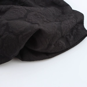 Kleid aus schwarzem Jacquard-Stoff mit Blumenmuster und Puffärmel-Struktur