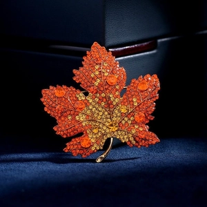 Elegant Maple Leaf Brooch Alloy Full Rhinestone Gradient Crystal Pin For Suit Sweater Scarf Accessory Women Jewelry