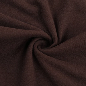 Détail macro de la texture du tissu tricoté marron foncé avec un drapé souple et doux