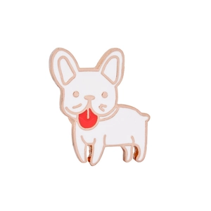 Détail d'une broche en émail bouledogue français blanc avec bordure dorée et langue rouge