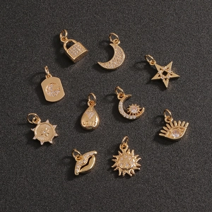 Set van 10 vergulde bedels met ster maan en zon ontwerpen met zirkonia inlays erop