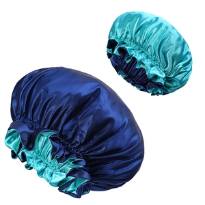 Dettaglio di cuffie da notte in raso a doppio strato blu e ciano con fascia elastica