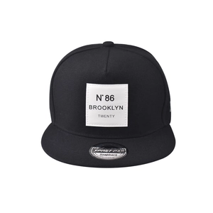 Detail van Brooklyn N86 borduursel op zwarte snapback katoenen pet met platte rand