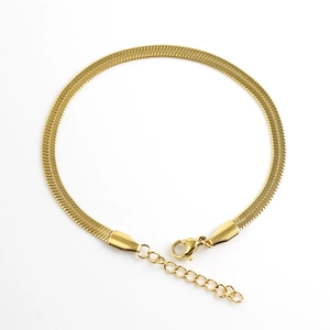 Detail einer flachen goldenen Schlangenkette mit verstellbarem Verschluss und Glanzfinish