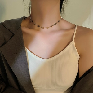 Detaillierte Nahaufnahme eines silbernen minimalistischen Chokers mit runden Gliedern