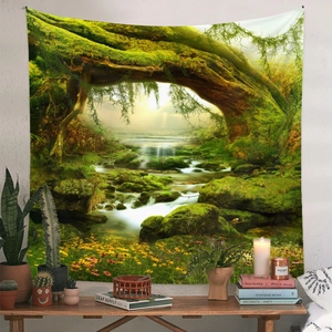 Dettaglio di un arazzo con paesaggio forestale appeso sopra un tavolo con decorazioni casa