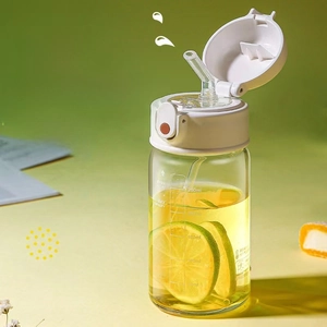 Nahaufnahme der Glaswasserflasche mit 250-ml-Skala und integriertem Strohhalm-Design