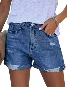 Gros plan d'un short en jean taille haute avec détails déchirés et ourlets repliés