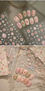 Détail macro de stickers ongles 3D de Noël avec motifs de pain d'épice et de flocons de neige