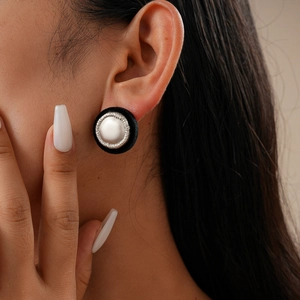 Detail von Retro-Flockohrringen mit Silberring und mattweißer Perle für Damen