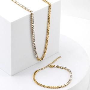 Ensemble collier et bracelet dorés avec chaîne cubaine et tennis sertie de strass