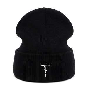Bonnet en maille noir hip hop avec broderie croix faith pour l'hiver et le ski