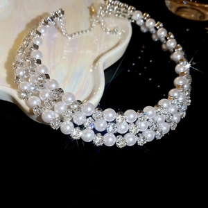 Gargantilla de tres hileras de perlas blancas y pedrería brillante para ocasiones de gala